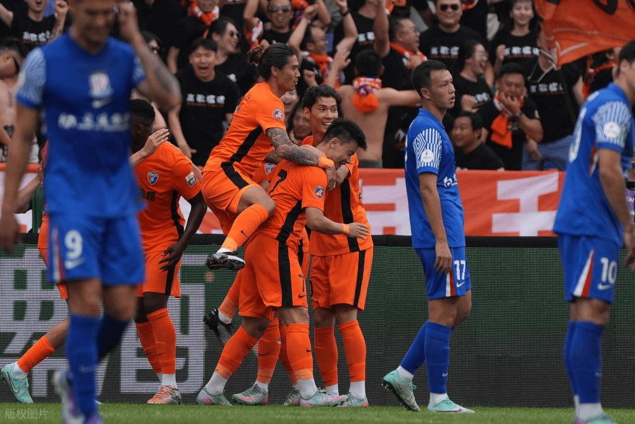 包含申花首次在浦东足球场击败海港终结不胜尴尬纪录的词条