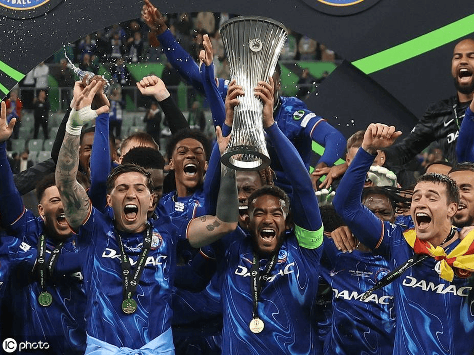 包含欧足联向切尔西颁发特别纪念奖表彰足坛独一份欧战全满贯成就的词条  第1张