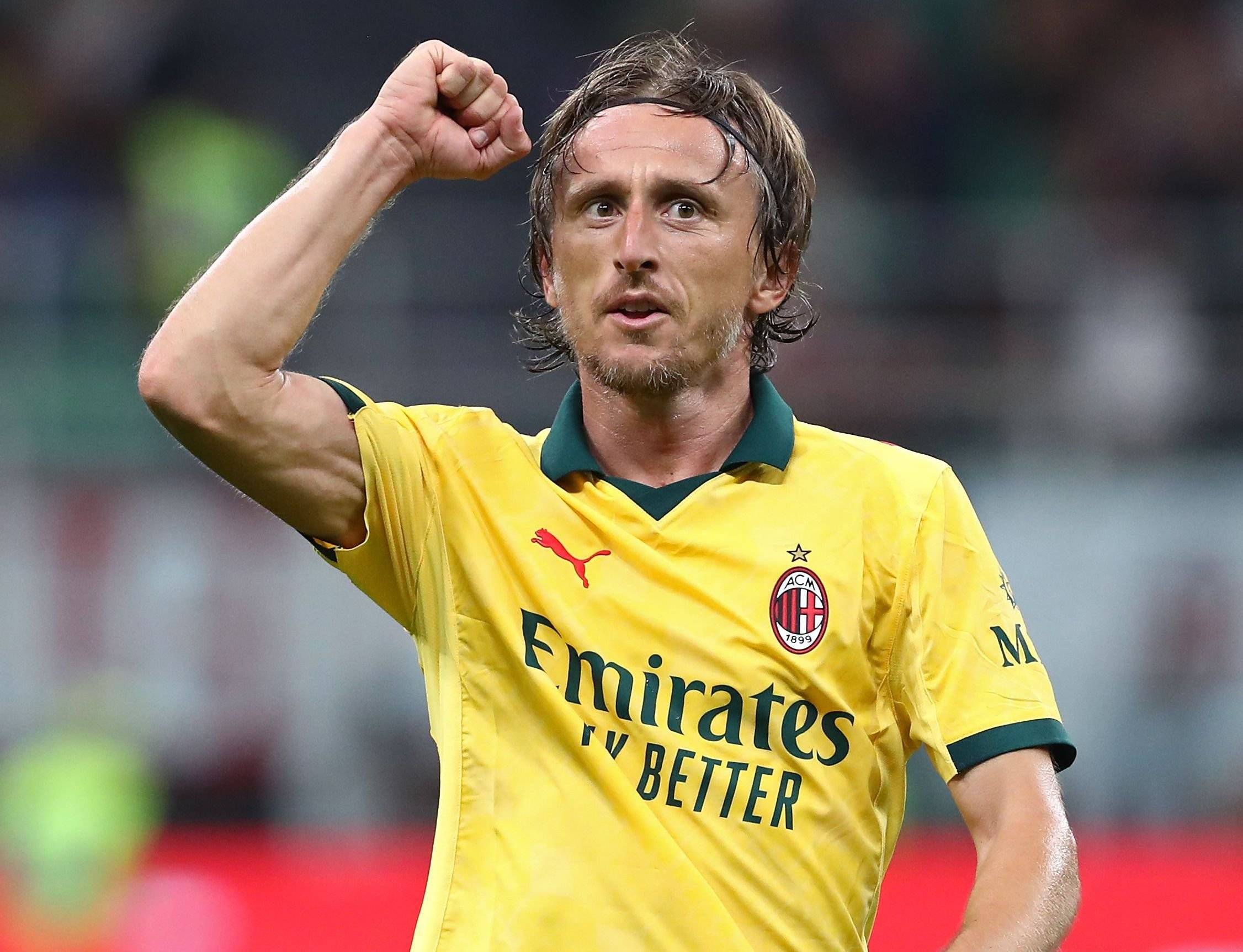 包含米兰为莫德里奇提供1年合同曝米兰向莫德里奇提供主力的词条