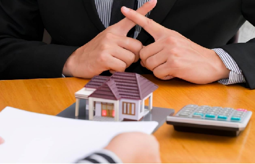 包含博里尼加盟索尔福德城双方签订短期合同的词条