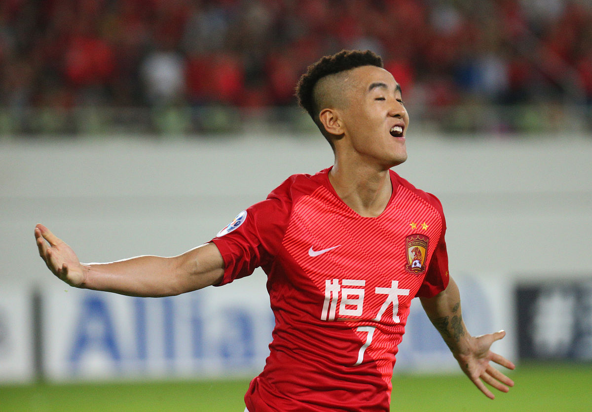 成都球迷举起球衣声援韦世豪韦世豪本轮停赛的简单介绍  第1张