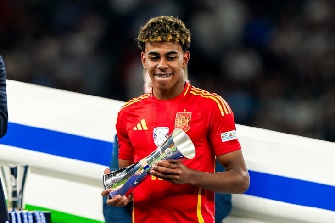 亚马尔社媒晒手拿10号球衣图新赛季改穿10号的简单介绍