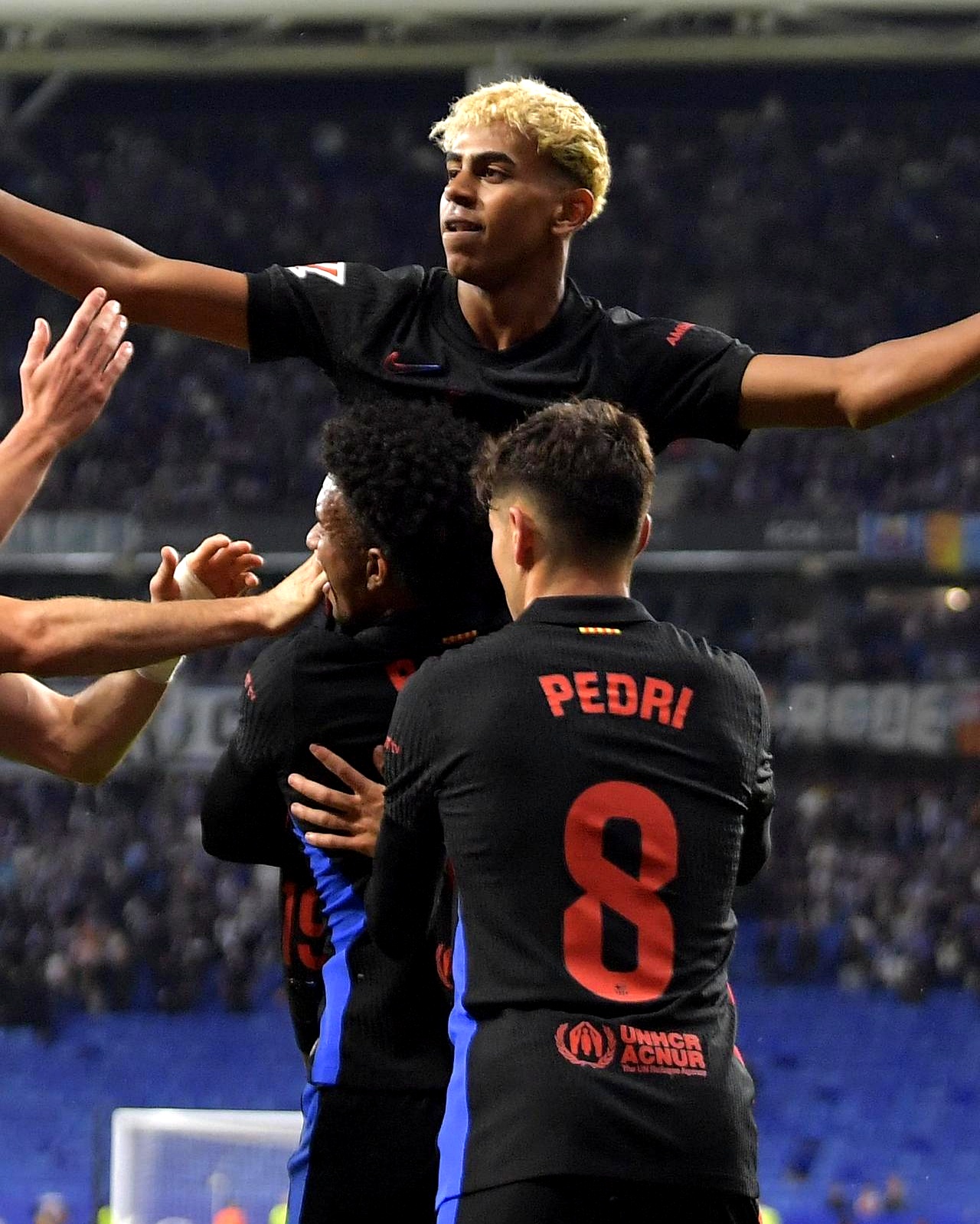 关于亚马尔训练场戏耍莱万和加维巴萨开启新赛季备战的信息