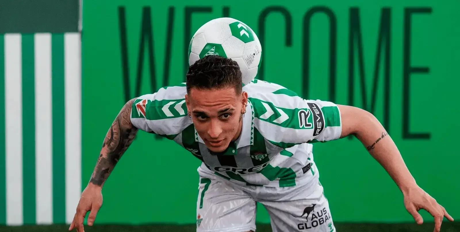 关于安东尼愿意降薪加盟皇家贝蒂斯曼联希望出售球员的信息