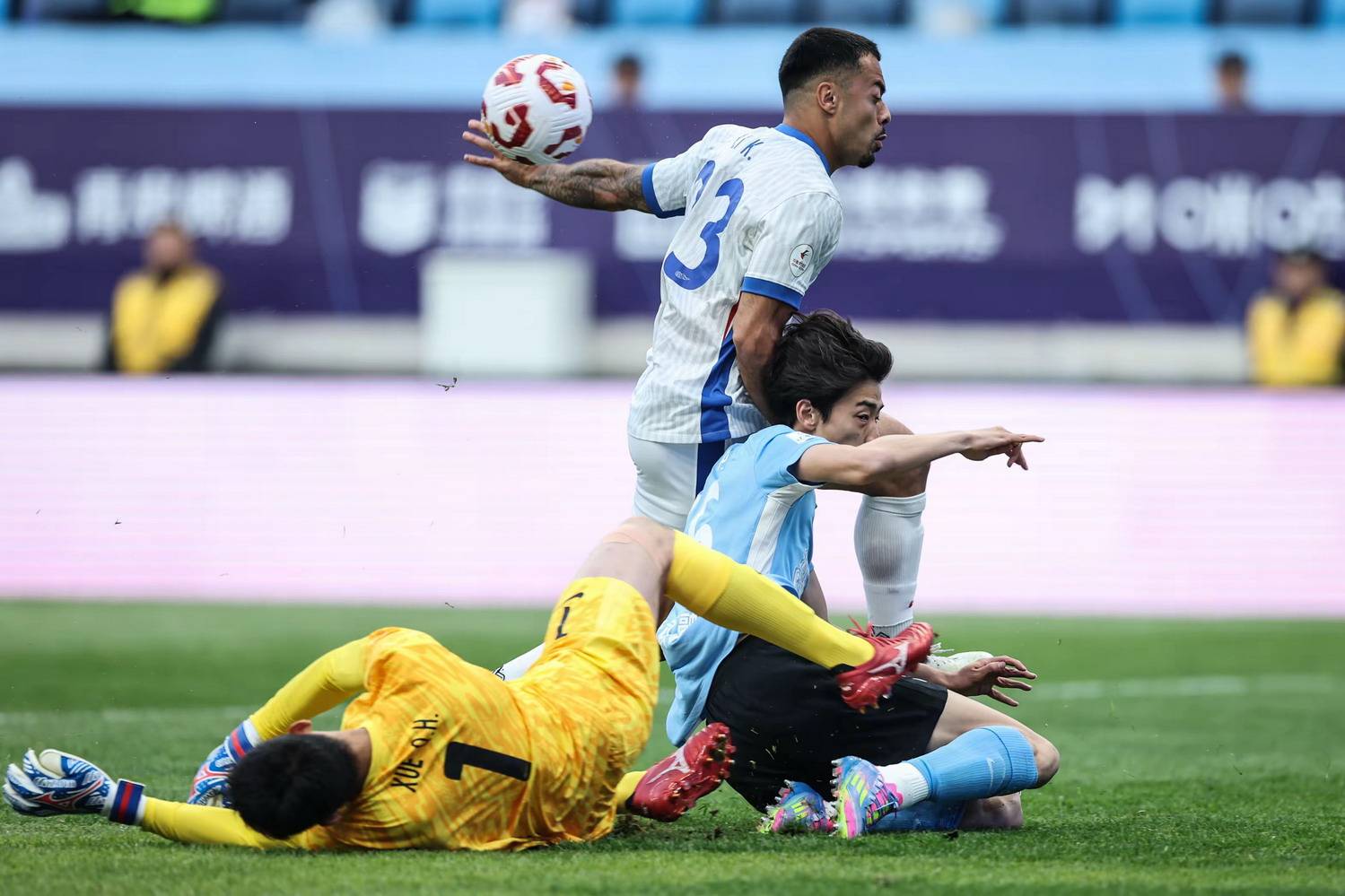 中超上海申花2-2大连英博吴曦破门+造点路易斯绝平的简单介绍  第1张