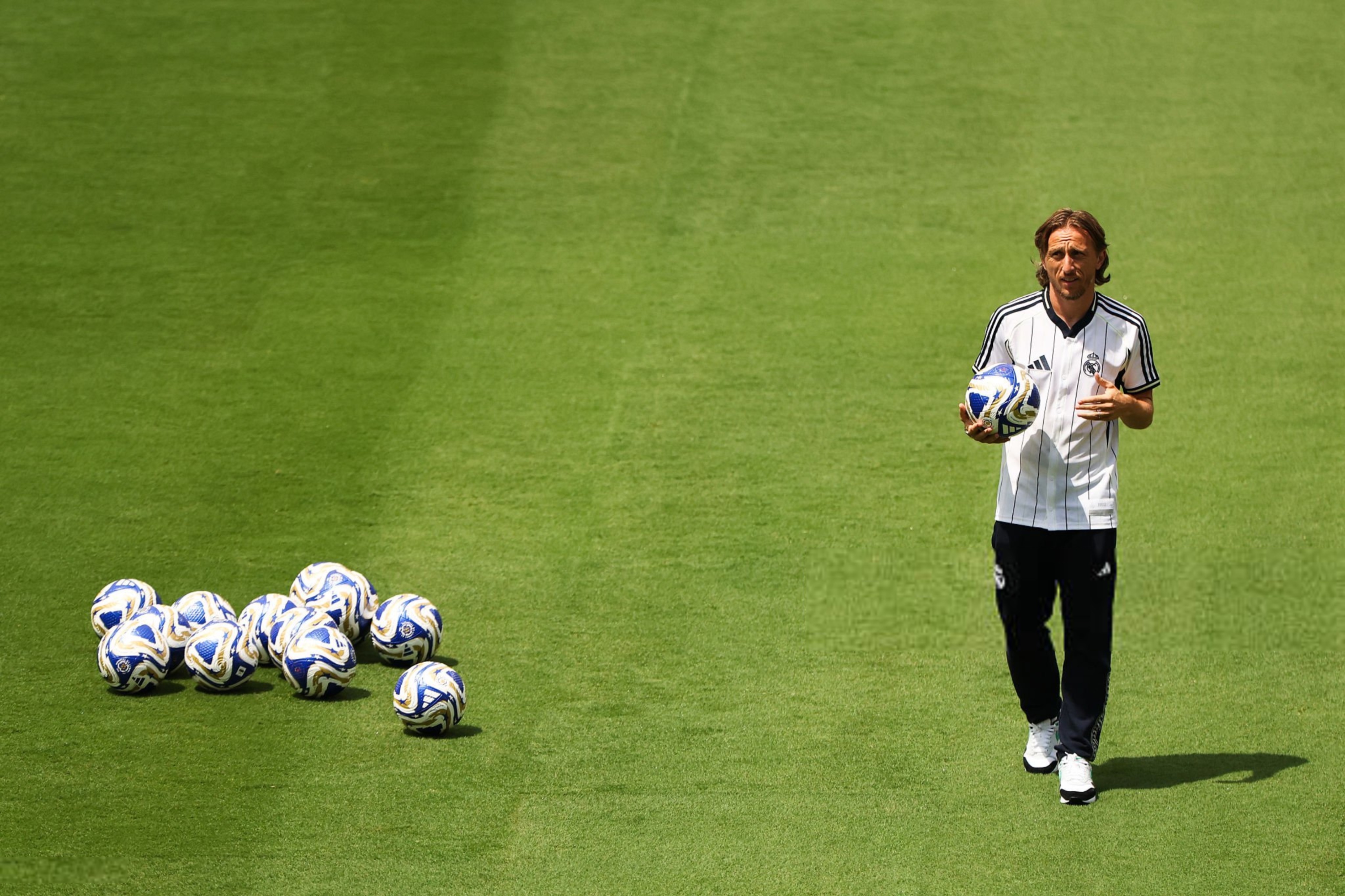 包含莫德里奇跟随皇马踢完世俱杯再转会尊重老东家“最后一舞”的词条